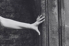 Akt auf dem Friedhof VI