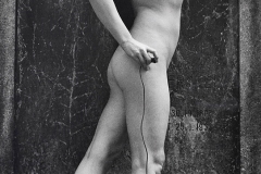 Akt auf dem Friedhof XI