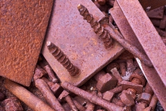 Rostige Nägel und Platten